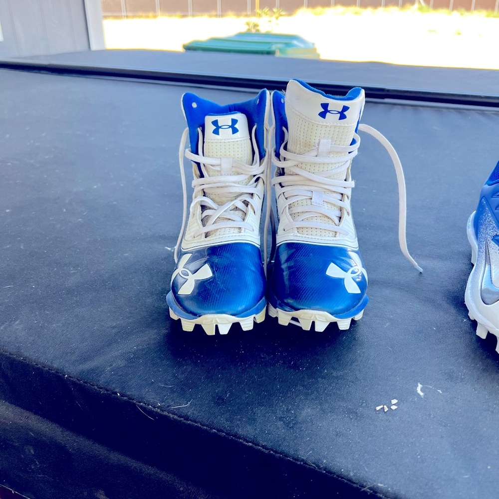 Under Armoir kids cleats size 3.5Y very good condition